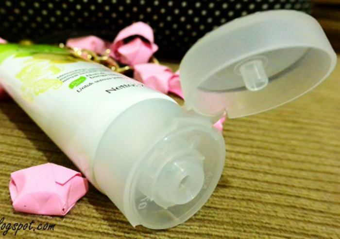 Review-sariayu-putih-langsat-facial-foam-dan-moisturizer-4